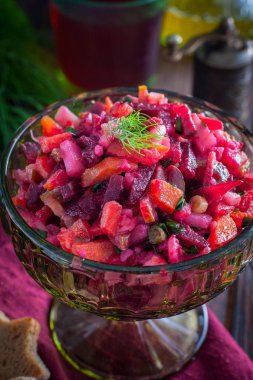 Salata (gelen pancar ile haşlanmış sebze salatası), seçici odak