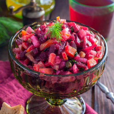 Salata (gelen pancar ile haşlanmış sebze salatası), seçici odak