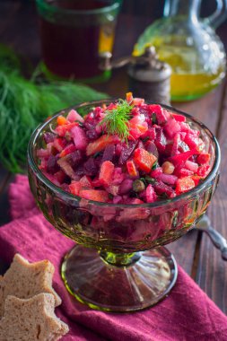 Salata (gelen pancar ile haşlanmış sebze salatası), seçici odak