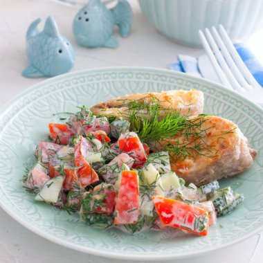 Kızarmış balık taze domates ve salatalık salatası, seçici odak ile