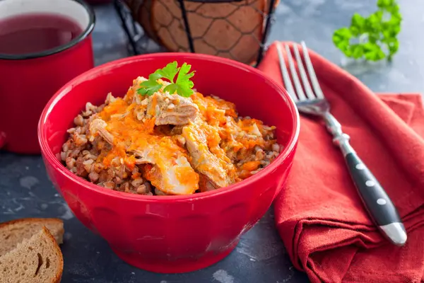 Porridge Grano Saraceno Con Carne Maiale Carote Con Pane Orizzontale — Foto Stock