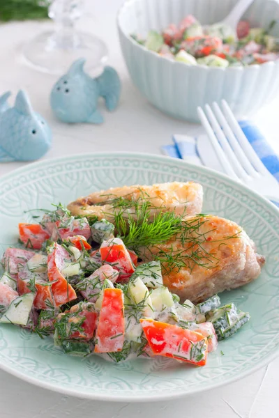 Poisson Frit Avec Salade Tomates Fraîches Concombre Concentré Sélectif — Photo