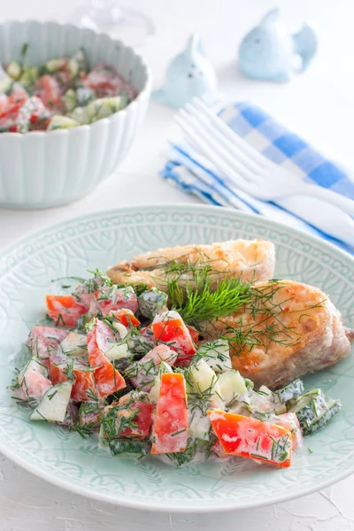 Peixe Frito Com Salada Tomate Fresco Pepino Foco Seletivo — Fotografia de Stock