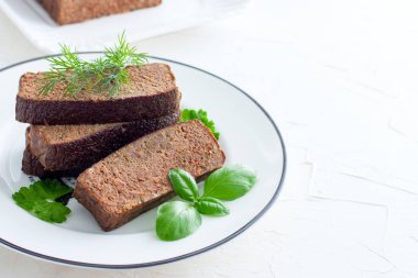 Taze yeşil, yatay, beyaz tabakta pate-güveç tavuk karaciğer üzerinden dilimlenmiş Kopyala metin için yer