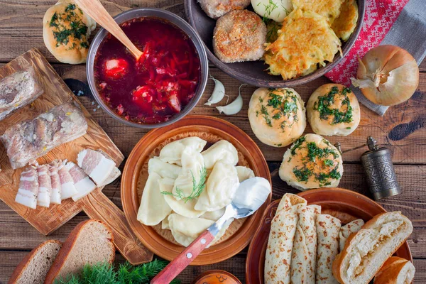 Tabel Tertutup Dengan Makanan Tradisional Ukraina Tampilan Atas Horisontal — Stok Foto