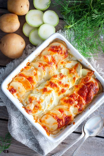 Ahşap bir masa, üstten görünüm üzerinde genç patates ve kabak graten