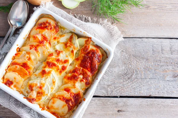 Rallado Calabacines Papas Jóvenes Con Una Corteza Rosada Mozzarella Vista —  Fotos de Stock