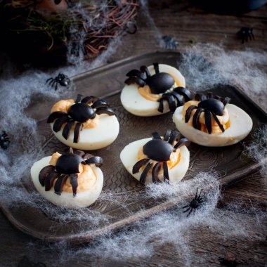 Örümcekler Cadılar Bayramı yumurta, kare için süslenmiş