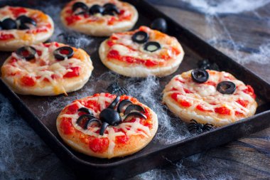 Örümcekler, mumya ve örümcek web, yatay Cadılar Bayramı için mini pizza