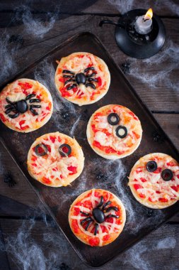 Örümcekler ve mumyalar bir Cadılar Bayramı için dekore edilmiş mini pizza
