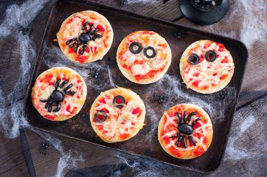 Örümcekler, mumya ve örümcek web, yatay Cadılar Bayramı için mini pizza