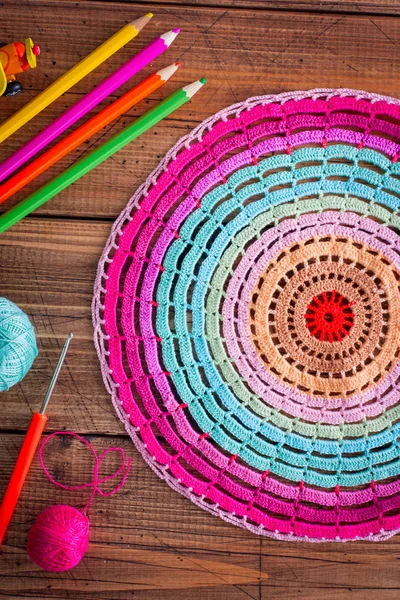Serviette Coton Crochetée Multicolore Sur Une Table Bois Vue Dessus — Photo