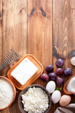 Lor hamur işleri Erik, üstten görünüm ile hazırlanması için malzemeler