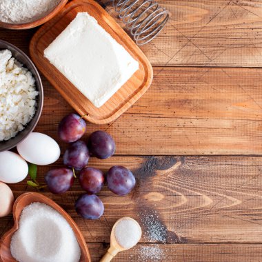 Lor hamur işleri Erik, üstten görünüm ile hazırlanması için malzemeler