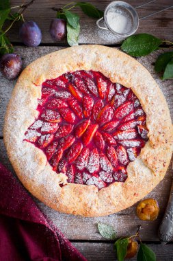 Galette'ye ahşap bir masa üzerinde erik ile ana sayfa görünümü