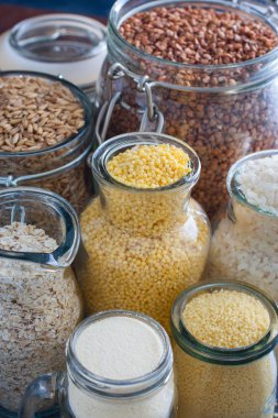 Pirinç (beyaz ve siyah), darı, yulaf ezmesi (zemin ve içinde tahıl), kuskus, karabuğday, irmik teklyannoy yemekler, seçici odak