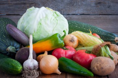 Ahşap bir masa üzerinde sonbahar sebze: lahana, Mısır, pancar, havuç, patates, soğan, sarımsak, domates, biber, seçici odak