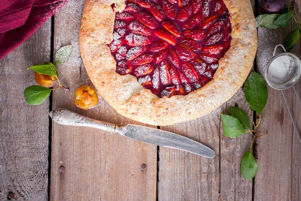 Galette Una Masa Cuajada Con Ciruelas Una Mesa Madera Vista — Foto de Stock