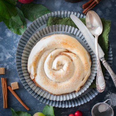 Vertuta, geleneksel Romanya, Moldova veya Balkan elma ile pişirme. Rustik tarzı, seçici odak.