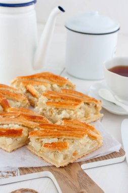 Geleneksel mutfak Moldova pasta patates ve beyaz peynir, seçici odak için