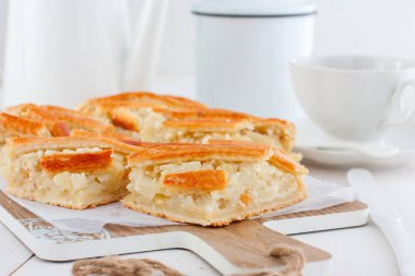 Geleneksel mutfak için Moldova pasta patates ve beyaz peynir, yatay, kopyalama alanı