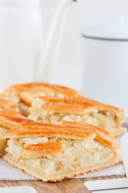 Geleneksel mutfak Moldova pasta patates ve beyaz peynir, seçici odak için