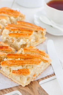 Geleneksel mutfak Moldova pasta patates ve beyaz peynir, seçici odak için