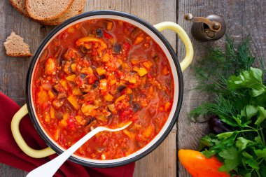 Sebze gyuvech, geleneksel yemek için Moldova, Romanya, Bulgar mutfağı, üstten görünüm, seçici odak