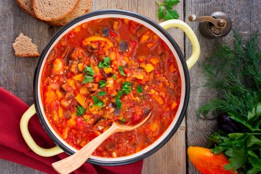 Sebze gyuvech, geleneksel yemek için Moldova, Romanya, Bulgar mutfağı, üstten görünüm, seçici odak