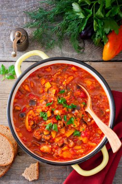 Sebze gyuvech, geleneksel yemek için Moldova, Romanya, Bulgar mutfağı, üstten görünüm, seçici odak