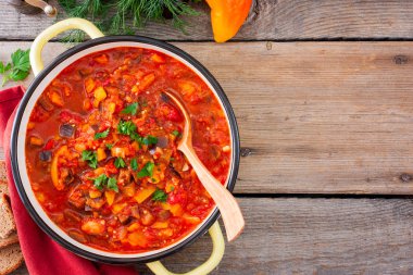 Moldova sebze gyuvech (patlıcan, biber, domates, soğan, havuç, taze yeşillik) yuvarlak, üstten görünüm, yatay, kopya alanı