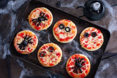 Örümcekler, mumya ve örümcek web, yatay Cadılar Bayramı için mini pizza