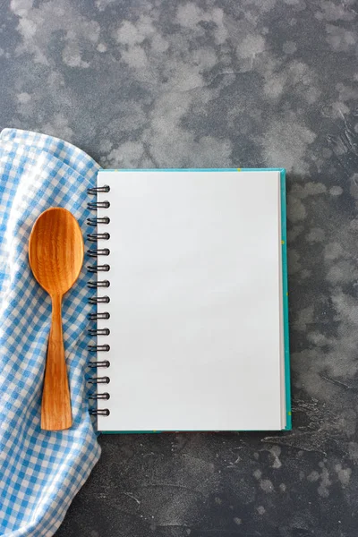 Een Schone Culinaire Notebook Met Een Blauw Servet Een Houten — Stockfoto