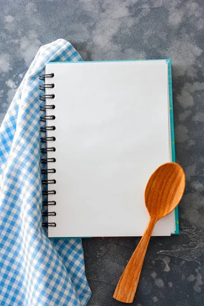 Een Schone Culinaire Notebook Met Een Blauw Servet Een Houten — Stockfoto