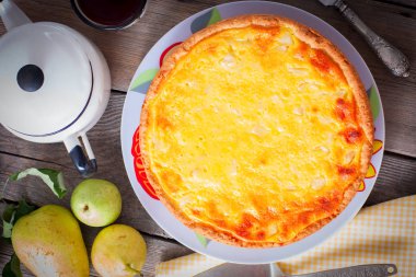 Armut ve ekşi krema bir ahşap masa, üstten görünüm, seçici odak ile pasta