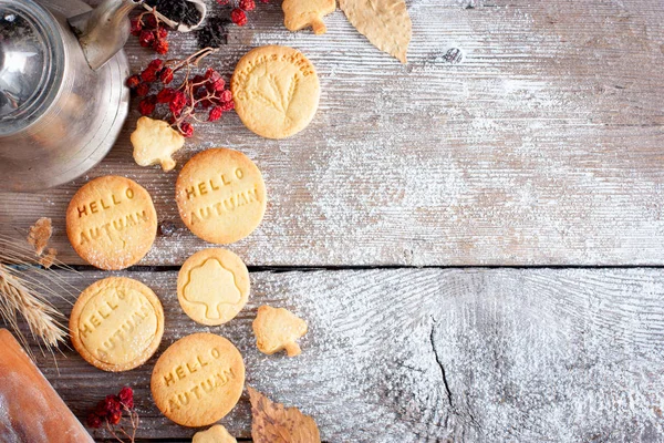 秋の装飾と、碑文「こんにちは, 秋」木製の背景、トップ ビューでお茶の自家製クッキーをコピー スペース — ストック写真