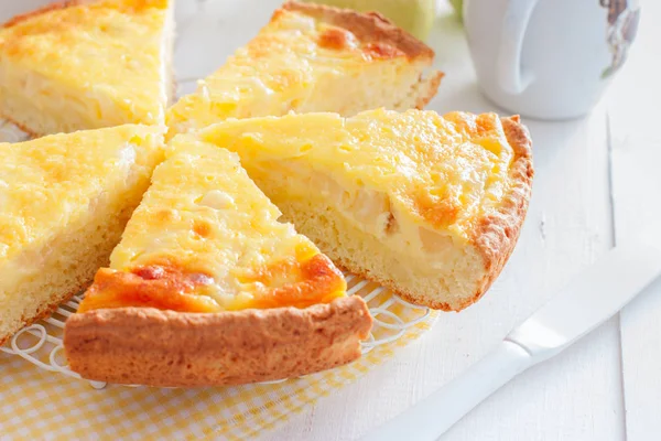 梨とサワー クリーム、白いテーブルに水平に切るとカッテージ チーズのお菓子からパイ — ストック写真