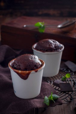 Bir cam, seçici odak çikolatalı kek