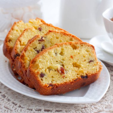 Üzümlü kek beyaz tabakta seçici odak