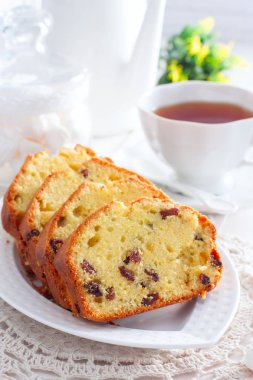 Üzümlü kek beyaz tabakta seçici odak