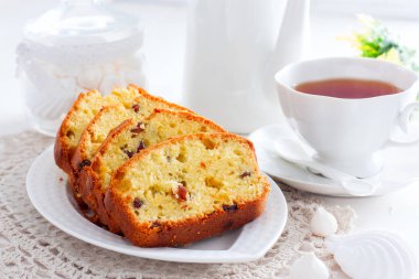 Üzümlü kek beyaz tabakta seçici odak