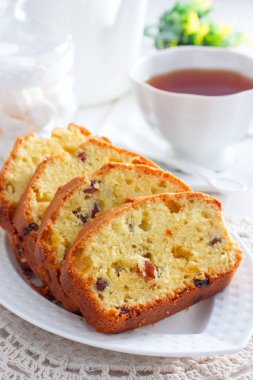 Üzümlü kek beyaz tabakta seçici odak