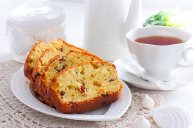 Üzümlü kek beyaz tabakta seçici odak