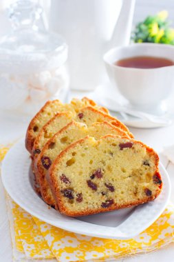 Üzümlü kek beyaz tabakta seçici odak