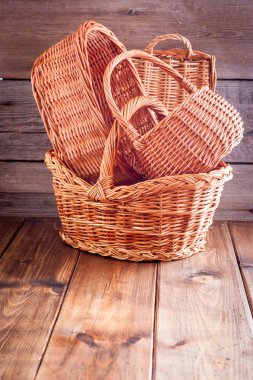 Mantar, el sanatları, depolama, yürüyüşler, ahşap bir masa, kopya alanı piknik için doğal el yapımı üzüm gelen boş Sepet dokuma