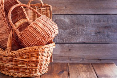 Mantar, el sanatları, depolama, yürüyüşler, ahşap bir masa, kopya alanı piknik için doğal el yapımı üzüm gelen boş Sepet dokuma