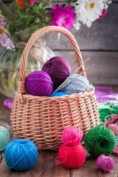 Bolas Multi Coloridas Fio Algodão Para Crochê Uma Cesta Vime — Fotografia de Stock