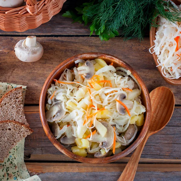 Salata lahana turşusu, mantar ve patates, üstten görünüm, kare