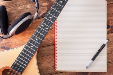 Buzuki, kulaklık ve bir ahşap masa, üstten görünüm, müzikal kavramı, bir temiz nota kitap kopyalama alanı