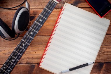 Buzuki, akıllı telefon ve temiz Not defter bir ahşap masa, üstten görünüm, müzikal kavramı, kopyalama alanı